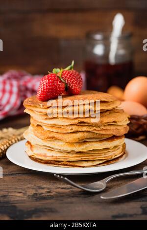 Russische Blini oder Crepes oder dünne Pfannkuchen auf Holztischhintergrund Stockfoto