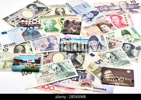 Reisen Sie durch das Weltkonzept mit Souvenirs und einer Mischung aus westlichen und asiatischen Währungen Stockfoto