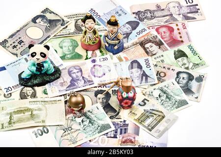 Reisen Sie durch das Weltkonzept mit Souvenirs und einer Mischung aus westlichen und asiatischen Währungen Stockfoto