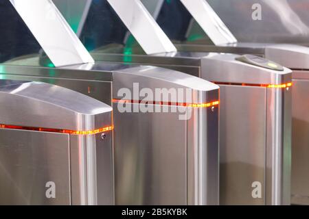 Nahaufnahme der modernen Drehkreuze für die Durchfahrt von U-Bahn-Zügen Transport/Bahnhof, innen. Eintritt in die U-Bahn mit elektronischem Kartenzugang. Stockfoto