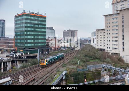 Transport für Wales Klasse 142-Schrittmacherzug im Zentrum von Cardiff zwischen den Bahnhöfen Central und Queen Street Stockfoto