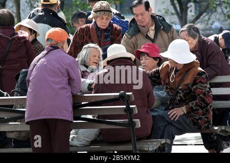 Ältere chinesische Frauen spielen draußen in Chinatown, New York Stockfoto