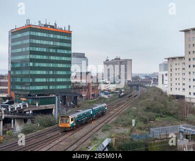 Transport für Wales Klasse 142-Schrittmacherzug im Zentrum von Cardiff zwischen den Bahnhöfen Central und Queen Street Stockfoto