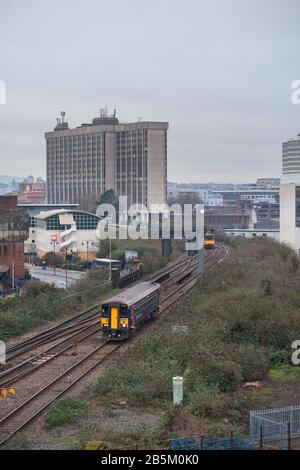 Transport für den Sprinterzug der Wales Klasse 153 im Zentrum von Cardiff zwischen den Stationen Central und Queen Street, die den Cardiff-Bay-Shuttle nutzen Stockfoto