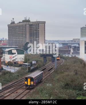 Transport für den Sprinterzug der Wales Klasse 153 im Zentrum von Cardiff zwischen den Stationen Central und Queen Street, die den Cardiff-Bay-Shuttle nutzen Stockfoto