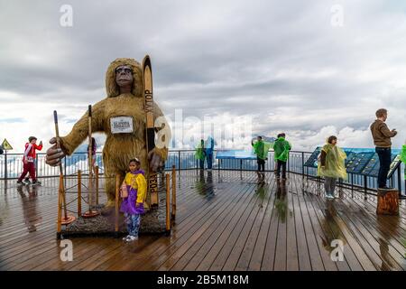 Sotschi, Russland - 1. Juni. 2018. Skulptur auf der Aussichtsplattform Rose Peak in der Höhe von 2320 Metern Stockfoto