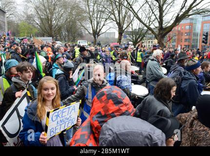 Am 28. Februar 2020 marschieren viele Unterstützer auf dem Greta Thunberg-geführten 80. Freitag für Den Future School Strike for the Climate in Bristol, Großbritannien Stockfoto