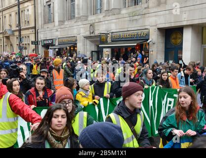 Greta Thunberg leitet den 80. Freitag für Den Future School Strike for the Climate in Bristol, Großbritannien, am 28. Februar 2020 Stockfoto