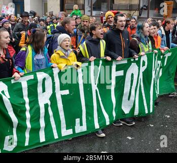 Greta Thunberg leitet den 80. Freitag für Den Future School Strike for the Climate in Bristol, Großbritannien, am 28. Februar 2020 Stockfoto