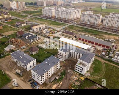 Luftbild auf einer Baustelle in Arbeit. Industriezone. Schmutzige Straßen- und Bauschutt Stockfoto