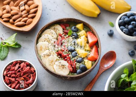 Vegane Rohhanf-Smoothie-Schüssel mit Früchten, Nüssen und Samen. Superfood grüne Hanf-Smoothie-Schüssel Stockfoto