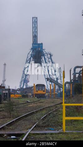 Zurückgenommene Bahnklasse 142 Schrittmacherzüge 142046 + 142034 im Schrottplatz bei Sims Metals, Newport, South Wales, bevor sie verschrottet wurden Stockfoto