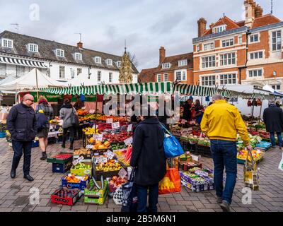 Saffron Walden Market Square in der historischen Kleinstadt Saffron Walden in Essex. Marktcharta erteilt 1141. Stockfoto