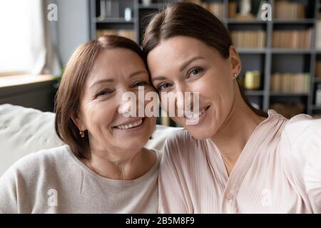 Webcam zeigen Sie junge Frau, die selfie mit Mutter nimmt. Stockfoto