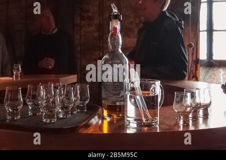 Whisky-Verkostungsraum mit Flasche und Brille in der Talisker-Destillerie Stockfoto
