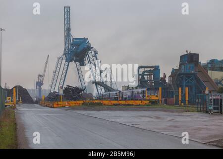 Zurückgenommene Bahnklasse 142 Schrittmacherzüge 142046 + 142034 im Schrottplatz bei Sims Metals, Newport, South Wales, bevor sie verschrottet wurden Stockfoto