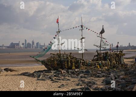 Das Piratenschiff aus schwarzer Perle, das aus Treibholz in der britischen Küstenstadt New Brighton am Ufer des Flusses Mersey gebaut wurde Stockfoto