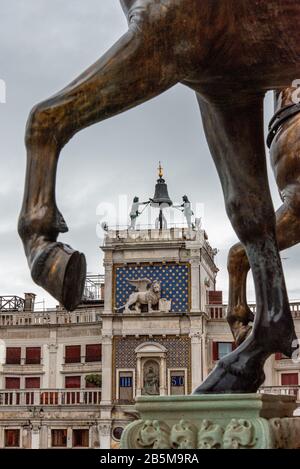 Blick von der Quadriga der Basilika di San Marco auf den Uhrturm am Markusplatz, Venedig/Italien Stockfoto