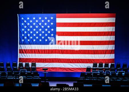 New York, USA, 7. Februar 2020. Vor Beginn eines Wahlkampfes von Senator Elizabeth Warren auf einem Brooklyn TH wird hinter der Bühne eine große US-Flagge gesehen Stockfoto