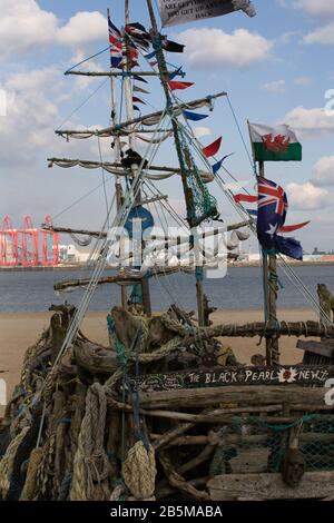 Das Piratenschiff aus schwarzer Perle, das aus Treibholz in der britischen Küstenstadt New Brighton am Ufer des Flusses Mersey gebaut wurde Stockfoto