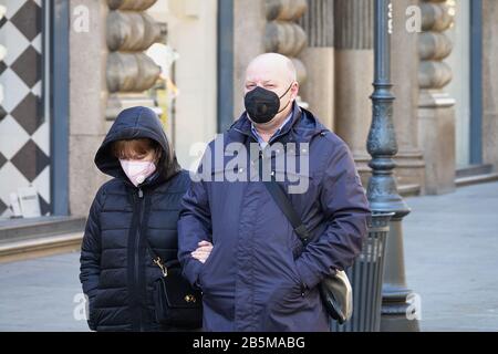 Paare, die Masken tragen, um die Ausbreitung des Coronavirus zu enthalten. Mailand, Italien - März 2020 Stockfoto