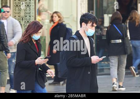 Paare, die Masken tragen, um die Ausbreitung des Coronavirus zu enthalten. Mailand, Italien - März 2020 Stockfoto