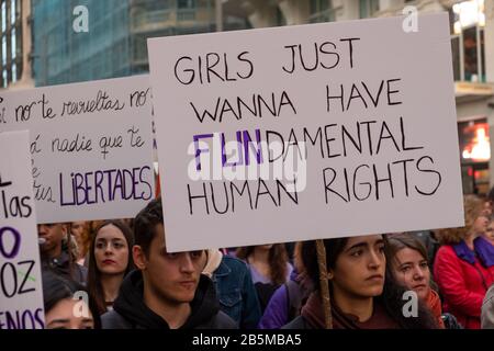 Madrid, Spanien. März 2020. Manifestation, die die Rechte der Frauen auf dem Internationalen Frauentag in Madrid zum Ausdruck bringt. Gran Via, Madrid, Spanien. Kredit: EnriquePsans / Alamy Live News Stockfoto
