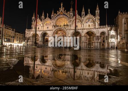 Spiegelung der Basilika San Marco bei Nacht, Venedig/Italien Stockfoto