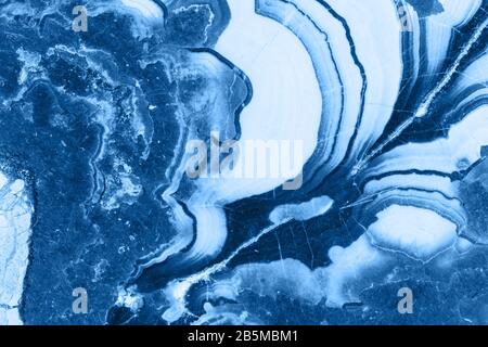 Querschnitt des abstrakten blauen Fantasy-Minerals, Farbe des pantone-klassikers 19-4052 aus dem Jahr 2020 Stockfoto