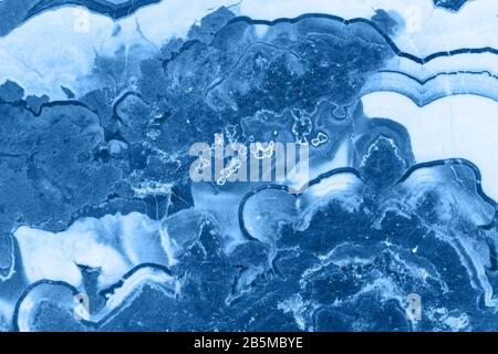 Querschnitt des abstrakten Fantasy-Minerals, Farbe des pantone-klassikers 19-4052 aus dem Jahr 2020 Stockfoto