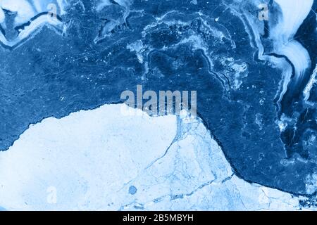 Querschnitt des abstrakten Fantasy-Minerals, Farbe des pantone-klassikers 19-4052 aus dem Jahr 2020 Stockfoto