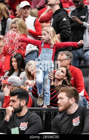 März 2020: Ein junger Bradley-Fan imitiert die Bewegung der Bradley-Cheerleader im Meisterschaftsspiel des Missouri Valley Conference Men's Tournament zwischen den Bradley Braves und den Valparaiso Crusaders. Abgehalten im Enterprise Center in St. Louis, MO Richard Ulreich/CSM Stockfoto