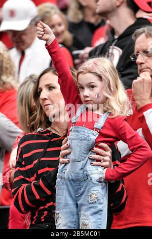 März 2020: Ein junger Bradley-Fan imitiert die Schritte der Bradley-Cheerleader im Meisterschaftsspiel des Missouri Valley Conference Men's Tournament zwischen den Bradley Braves und den Valparaiso Crusaders. Abgehalten im Enterprise Center in St. Louis, MO Richard Ulreich/CSM Stockfoto