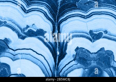 Querschnitt des abstrakten blauen Fantasy-Minerals, Farbe des pantone-klassikers 19-4052 aus dem Jahr 2020 Stockfoto