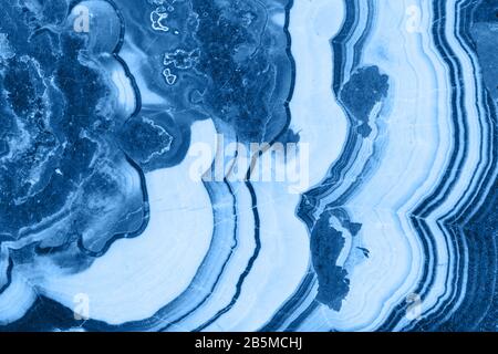 Querschnitt des abstrakten blauen Fantasy-Minerals, Farbe des pantone-klassikers 19-4052 aus dem Jahr 2020 Stockfoto