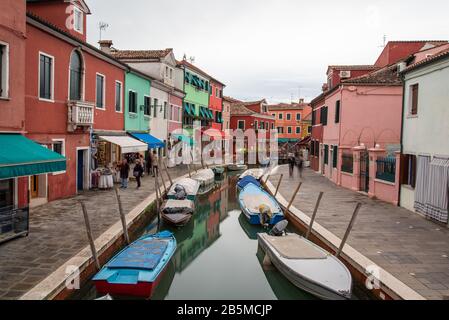 Farbenfrohe Häuser im Rio Pontinello auf der Insel Burano, Venedig/Italien Stockfoto