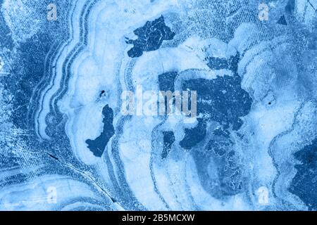 Querschnitt des abstrakten blauen Fantasy-Minerals, Farbe des pantone-klassikers 19-4052 aus dem Jahr 2020 Stockfoto
