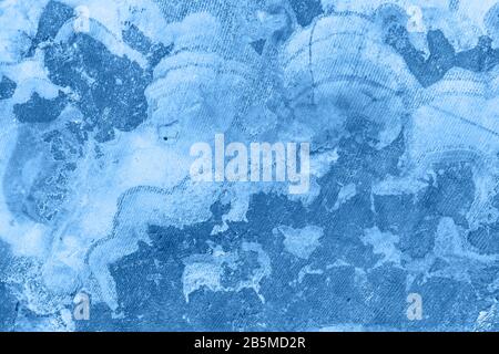 Querschnitt des abstrakten blauen Fantasy-Minerals, Farbe des pantone-klassikers 19-4052 aus dem Jahr 2020 Stockfoto