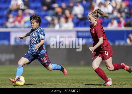 Harrison, Vereinigte Staaten Von Amerika. März 2020. HARRISON. USA. März 08: Yuka Momiki aus Japan jagte von Englands Keira Walsh während des Internationalen freundschaftlichen Fußballspiels der SheBelieves Cup Frauen 2020 zwischen Japan Frauen und England Frauen in der Red Bull Arena in Harrison, NJ, USA. ***keine kommerzielle Nutzung*** (Foto von Daniela Porcelli/SPP) Credit: SPP Sport Press Photo. /Alamy Live News Stockfoto