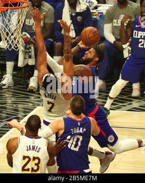 Los Angeles, Vereinigte Staaten. März 2020. Los Angeles Clippers Paul George schießt über Los Angeles Lakers JaVale McGee im ersten Quartal im Staples Center in Los Angeles, 8. März 2020. Foto von Jon SooHoo/UPI Credit: UPI/Alamy Live News Stockfoto