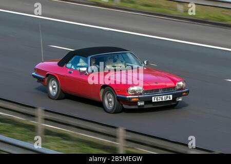 F676UPA 1988 Jaguar XJ-S Cabrio Auto Red Car Benzin 298 BHP Fahren auf der Autobahn M6 in der Nähe von Preston in Lancashire, Großbritannien Stockfoto