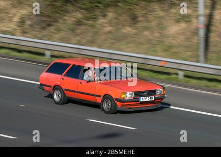 1980 80er Jahre oranger Ford Cortina GL Rotes Benzinauto auf der M6 in der Nähe von Preston in Lancashire, Großbritannien Stockfoto