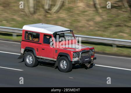 N82KUA Land Rover 90 Defender TDI Red LCV Diesel Fahren auf der Autobahn M6 in der Nähe von Preston in Lancashire, Großbritannien Stockfoto