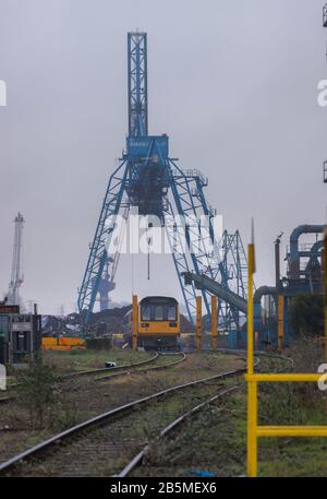 Zurückgenommene Bahnklasse 142 Schrittmacherzüge 142046 + 142034 im Schrottplatz bei Sims Metals, Newport, South Wales, bevor sie verschrottet wurden Stockfoto