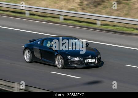 WU57GVF Audi R8 4.2 Quattro Black Car Petrol Fahren auf der Autobahn M6 in der Nähe von Preston in Lancashire, Großbritannien Stockfoto