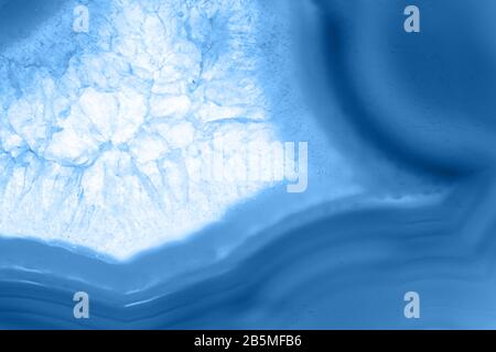 Abstrakter Hintergrund - gestreiftes Achatschichtmineral, Farbe des pantone-klassikers 19-4052 im Jahr 2020 Stockfoto