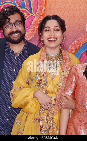 Burbank, CA - 07. MÄRZ: Freida Pinto besucht die Premiere von Disney Junior's 'Mira, Royal Detective' im Walt Disney Studios Main Theatre am 07. März 2020 in Burbank, Kalifornien. Stockfoto