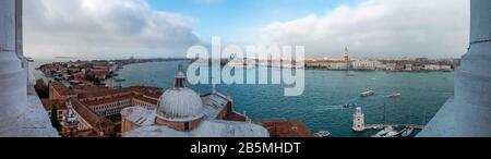 Panoramablick auf den Bezirk Giudecca und Venetien bei bewölktem Wetter, Blick vom Campanile di San Giorgio, Venedig/Italien Stockfoto