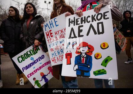 Moskau, Russland. März 2020 TEILNEHMER einer Kundgebung 'MARCH 8 - feiere den Urlaub richtig' für die Solidarität der Frauen und die Rechte der Frauen, Organisiert von der Gruppe weiblicher Aktivisten, um den Internationalen Frauentag im Moskauer Sokolniki Hyde Park zu markieren. Die Demonstranten zeichnen sich durch einen Gesetzesentwurf aus, der Frauen vor häuslicher Gewalt schützt, für Gleichberechtigung, gegen Sexismus, weibliche Objektivierung und politische Unterdrückung Stockfoto