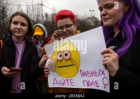 Moskau, Russland. März 2020 TEILNEHMER einer Kundgebung 'MARCH 8 - feiere den Urlaub richtig' für die Solidarität der Frauen und die Rechte der Frauen, Organisiert von der Gruppe weiblicher Aktivisten, um den Internationalen Frauentag im Moskauer Sokolniki Hyde Park zu markieren. Die Demonstranten zeichnen sich durch einen Gesetzesentwurf aus, der Frauen vor häuslicher Gewalt schützt, für Gleichberechtigung, gegen Sexismus, weibliche Objektivierung und politische Unterdrückung. Ein Banner lautet "Gleiche Rechte Gewähren". Stockfoto